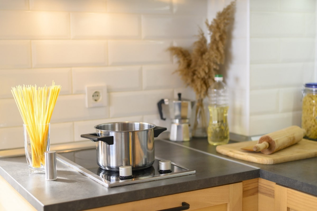 modern-apartment-kitchen-with-pasta-glass-min.jpg